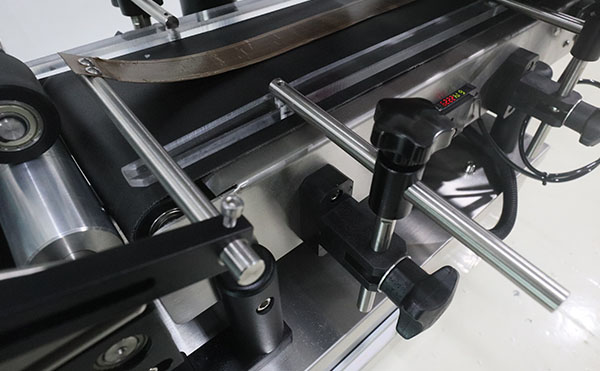 全自動平面貼標機,平面貼標機,平面貼標機廠家,佼佼者自動化